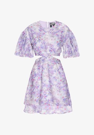 Világos lila virágmintás ruha puffos ujjakkal, behúzott derékkal és fodros szoknyával. Hátul cipzárral záródik és finom virágminták díszítik.