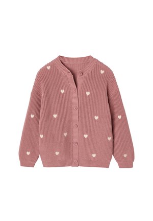Rosa gestrickter Cardigan mit Knöpfen, langen Ärmeln und kleinen weißen Herzmustern, die über den Stoff verteilt sind.