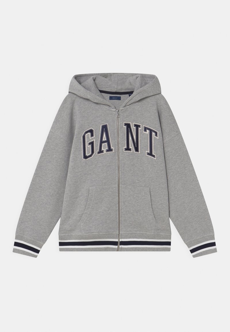 Sweat à capuche gris zippé avec poches avant, poignets et ourlet rayés, et "GANT" brodé sur la poitrine en lettres bleu marine et blanches.