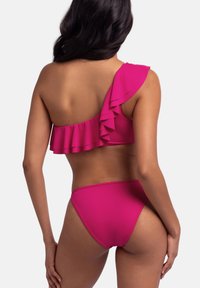 Fuksijasti bikini s jednim ramenom i detaljem volana na vrhu te odgovarajućim gaćicama visokog struka, glatke teksture, minimalni dodaci.