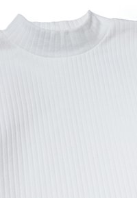 Jersey blanco de cuello alto con textura suave y estrechas rayas verticales a lo largo de la tela.