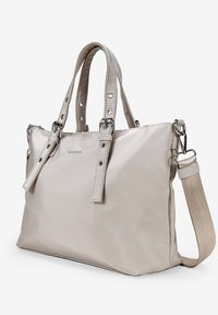 Bolso tote de nylon beige con asas superiores dobles y una correa de hombro desmontable. Presenta herrajes plateados y acentos cosidos.