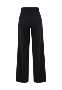 Schwarze hoch taillierte, weit geschnittene Hose mit Gürtelschlaufen, Rückennahtdetails und Seitentaschen, abgebildet auf weißem Hintergrund.