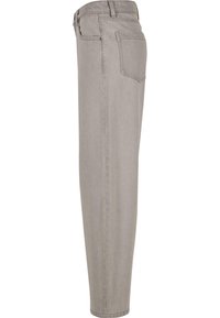 Pantalones de tela vaquera de color gris claro y pierna recta, con cinturilla, bolsillo trasero y costuras simples sin adornos.