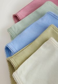 Cinq serviettes en tissu pliées de couleurs pastel avec des bords festonnés, disposées en chevauchement sur une surface blanche.