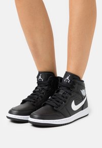 Jordan AIR JORDAN 1 MID - Sapatilhas de cano alto - black/white