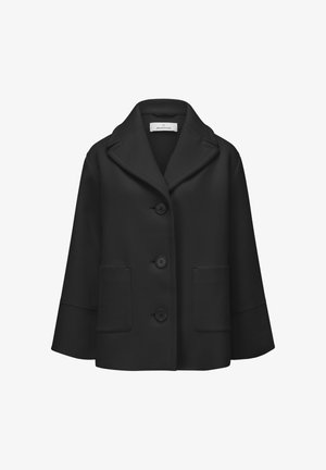 Schwarze Jacke mit Knopfleiste, großem Kragen, zwei Fronttaschen und weiten Ärmeln. Hergestellt aus einem glatten, strukturierten Stoff.