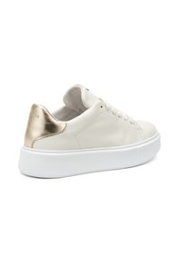 Basket en cuir blanc avec un accent de talon texturé doré, bout rond et semelle en caoutchouc blanche, dotée de lacets blancs et de détails de couture minimalistes.