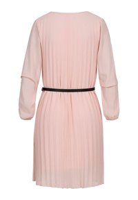 Abito rosa plissettato con maniche lunghe e voluminose e una cintura nera in vita. Presenta un collo rotondo e una silhouette fluida.