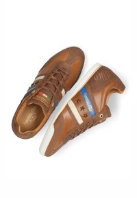 Bruna lädersneakers med en blandning av mocka och textil, med blå och vita ränder, stjärndekorationer och vita sulor.