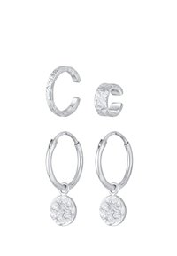 Silverörhängen set med strukturerade ringar och charmdesigns, en grov finish och cirkulära former med en polerad look.