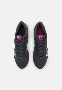Nike Performance VAPOR LITE 2 - Allcourt tennissko - dark smoke grey/photon dust/sangria