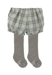 Pantalones cortos de cuadros verdes con cintura elástica, combinados con calcetines grises hasta la rodilla, que cuentan con punteras reforzadas y una textura suave.