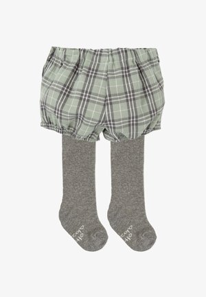 Shorts à carreaux verts avec une taille élastique, associés à des chaussettes gris à hauteur de genoux, dotées de pointes renforcées et d'une texture lisse.