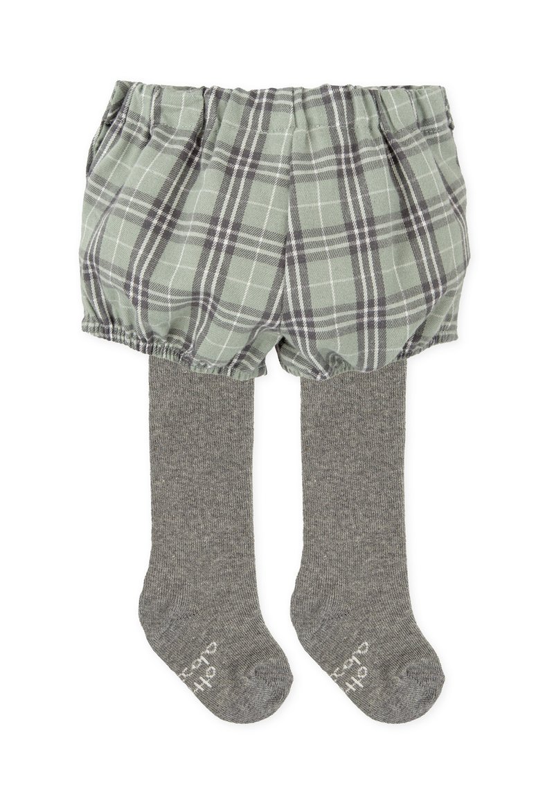 Pantalones cortos de cuadros verdes con cintura elástica, combinados con calcetines grises hasta la rodilla, que cuentan con punteras reforzadas y una textura suave.