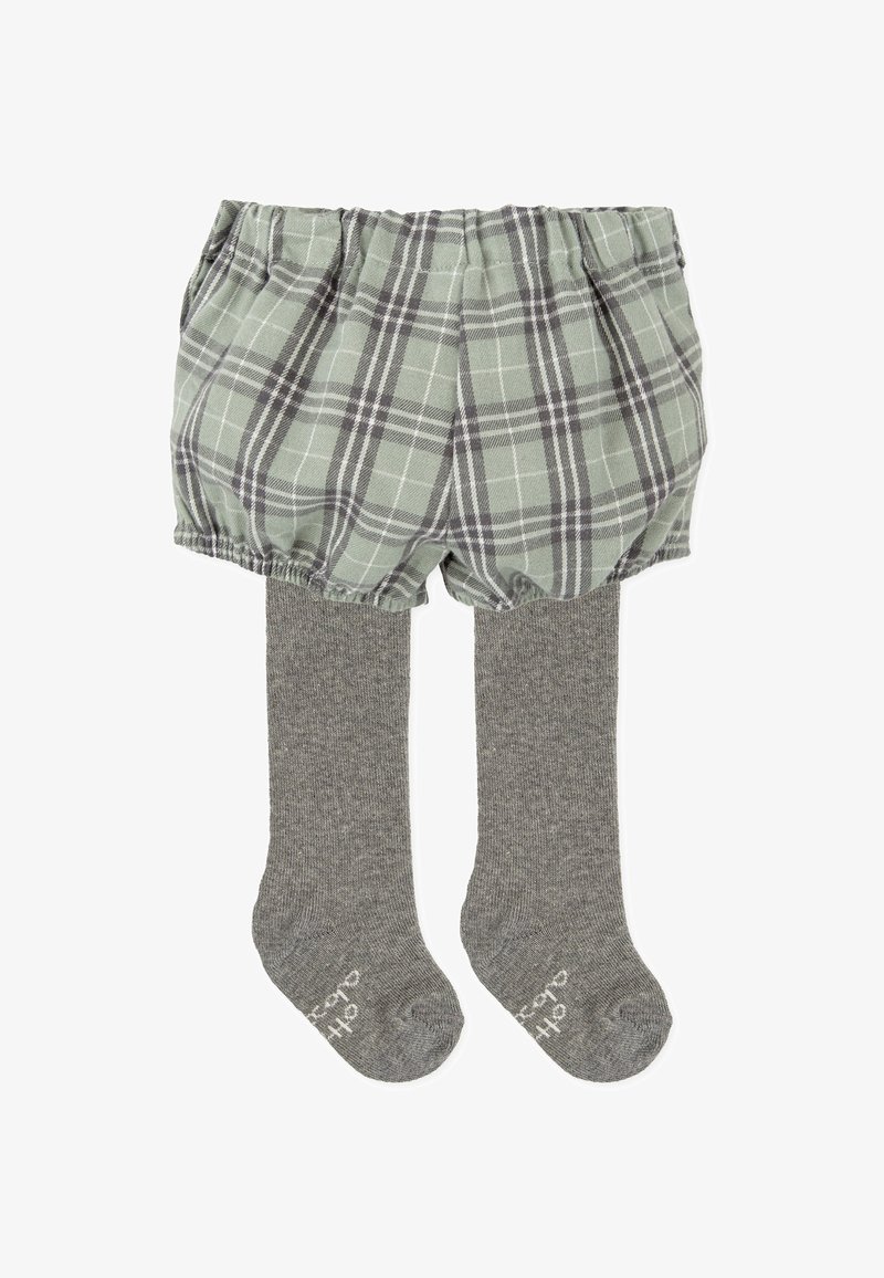 Pantalones cortos de cuadros verdes con cintura elástica, combinados con calcetines grises hasta la rodilla, que cuentan con punteras reforzadas y una textura suave.