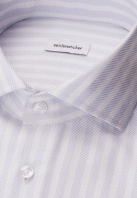 Camicia a righe bianche e azzurre chiaro con colletto button-down, dotata di una sottile texture e un'etichetta 'seidensticker' vicino al colletto.