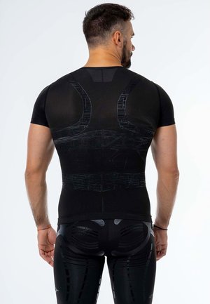 Top sportivo nero a maniche corte con un design testurizzato e pannelli in mesh. Abbinato a leggings neri aderenti con dettagli sulla parte posteriore.