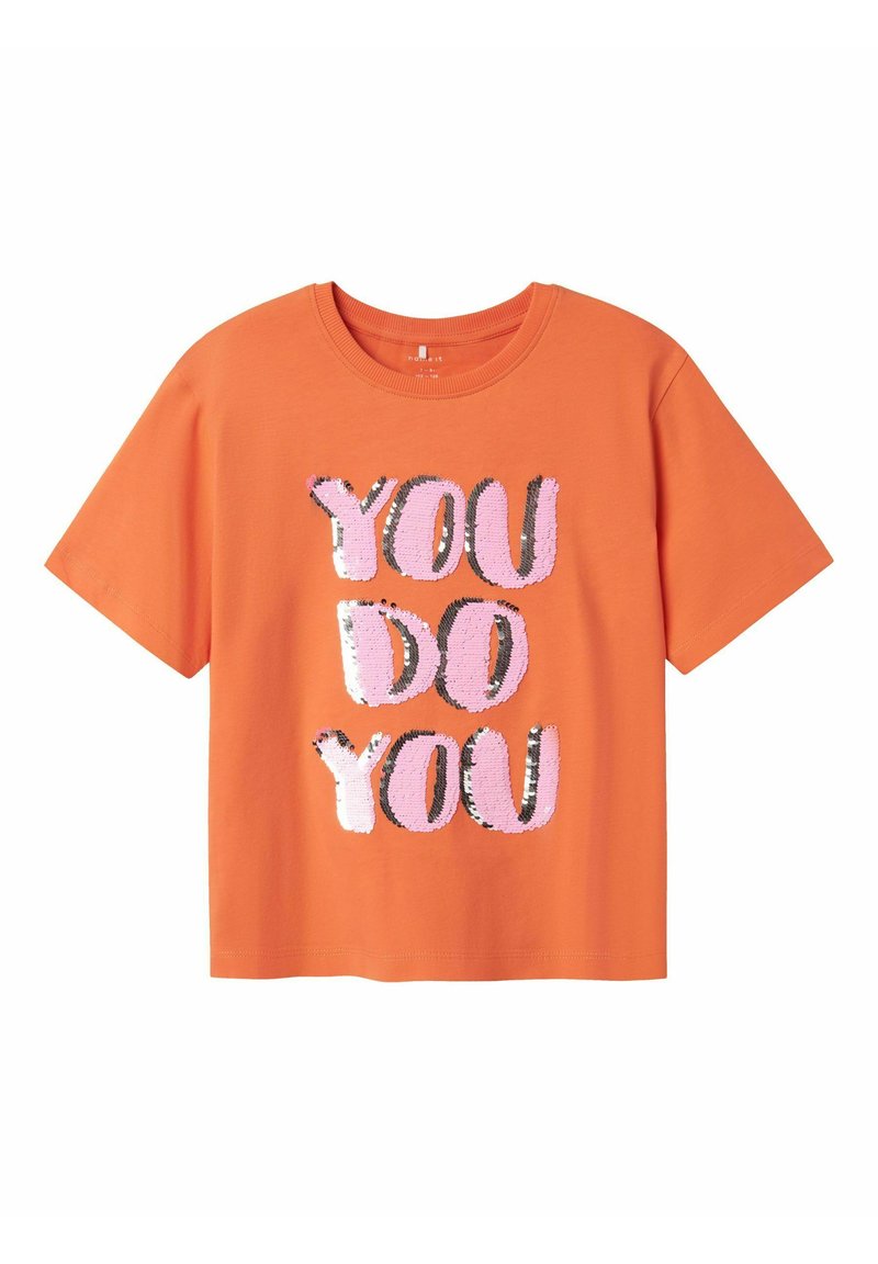 Camiseta de algodón naranja con mangas cortas que presenta "YOU DO YOU" en grandes letras de lentejuelas; letras en rosa, plata y negro.