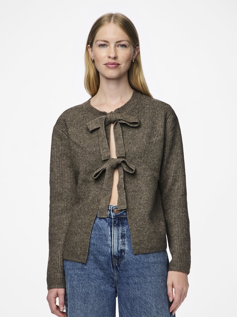 Brun räfflad cardigan med en knytning vid halslinningen, med en avslappnad passform och öppen framlängd. Återfinns tillsammans med högmidjade jeans.