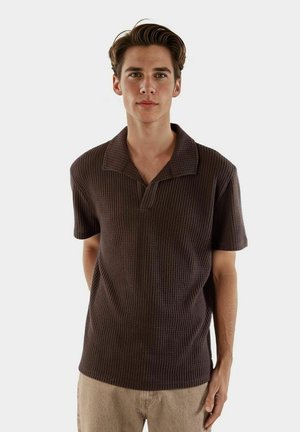 Brun, kortärmad polo med en texturerad, ribbad design och klassisk krage. Smal passform med en subtil, avslappnad look.