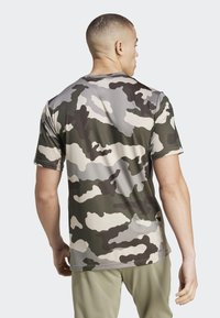 adidas Performance TRAIN ESSENTIALS CAMO ALLOVER - T-Shirt sport - silver pebble