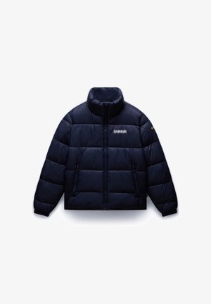 Tengerészeti kék pufi dzseki magas gallérral, vízszintes steppelt részekkel, cipzáras zsebekkel és logóval a mellkasán.