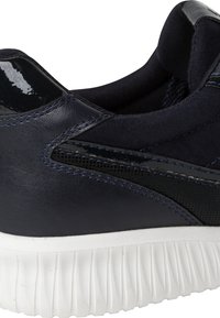 Navyblaue Sneaker mit einer Kombination aus Wildleder und glänzendem Lackleder, texturiertem Zwischensohle und kontrastierender weißer Gummisohle.