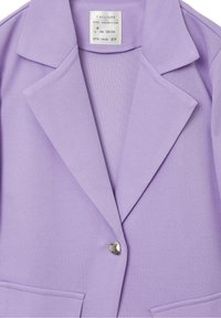 Blazer w kolorze fioletowym dla dziewczynki, z szerokimi klapami, srebrnym guzikiem w kształcie serca i kieszeniami, oznaczony dla dzieci w wieku 8-9 lat, rozmiar 128/134 cm.
