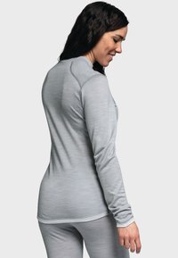 Helles graues Langarm-Athletikshirt mit glatter Textur, tailliertem Schnitt und Kontrastnähten. Verfügt über einen Rundhalsausschnitt und leicht tapered Ärmel.