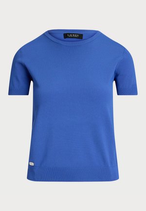 Pulôver azul de manga curta com decote redondo, feito de um tecido de malha suave. Apresenta um pequeno logotipo no final e um design ajustado.