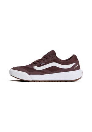 Maroon teniska Vans Ultrarange s bílým bočním pruhem, bílou podrážkou a hnědým vzorem, zobrazená v pravém bočním profilu.