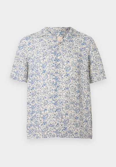Chemise à manches courtes en tissu beige clair avec un motif floral bleu et cachemire, col étroit et coupe décontractée.
