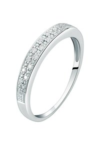 Silberring mit strukturierter Oberfläche, der eine Reihe kleiner, klarer Edelsteine im Pavé-Stil entlang der Oberseite hat.