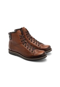 Brązowe skórzane botki za kostkę z teksturowanym wykończeniem, okrągłym noskiem, sznurowanym przodem, tonowanymi oczkami i gumową podeszwą. Posiadają wyściełany kołnierz oraz zamek.