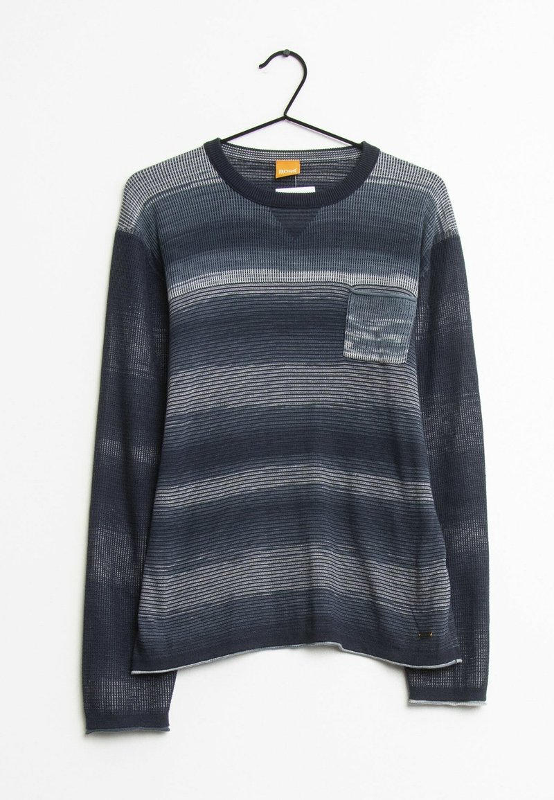 Pull en tricot à manches longues avec des rayures horizontales en gris foncé et clair, suspendu sur un cintre noir sur fond blanc.