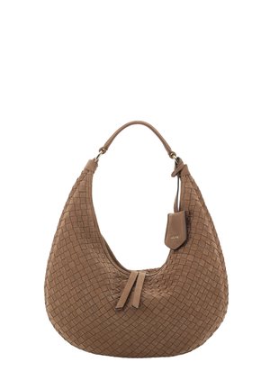 Braune, geflochtene Lederhandtasche mit einem einzelnen Schulterriemen und einem kleinen angehängten Etikett, die eine gebogene, mondförmige Form aufweist.
