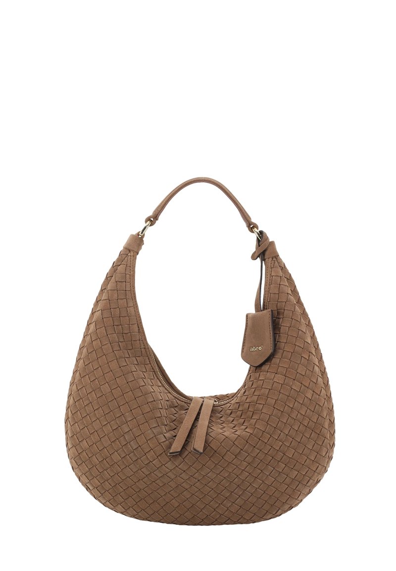 Borsa a tracolla in pelle intrecciata marrone con una sola tracolla e un piccolo tag attaccato, caratterizzata da una forma curva a mezza luna.
