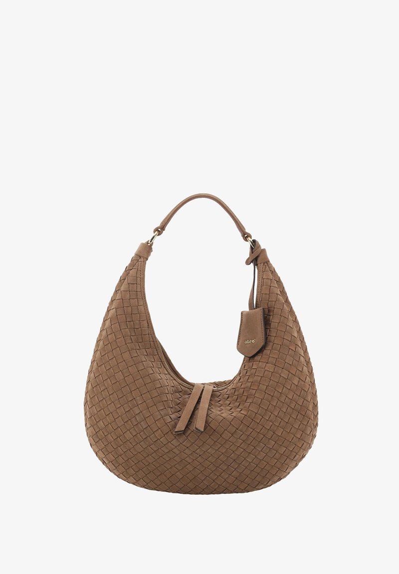Borsa a tracolla in pelle intrecciata marrone con una sola tracolla e un piccolo tag attaccato, caratterizzata da una forma curva a mezza luna.