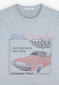Helles blaues T-Shirt mit einem roten Oldtimer-Cabriolet, kariertem Rennflagge und den Texten "Scalpers", "Coast Road Racing Rebel Riders" und "Vintage Club."