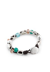 Bracelet en métal argenté avec des perles en verre turquoise et pêche, un cordon en cuir et des accents polis. Fermoir rond avec détail gravé du logo.