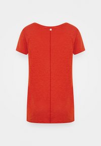 Rød top med korte ærmer, rund halsudskæring, med lukning bagpå med knapper og en søm i midten. Blød tekstur med en let meleret effekt.