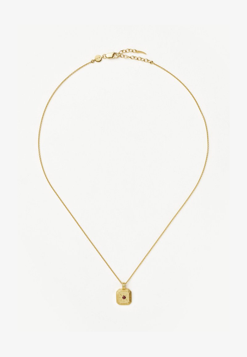 Guldhalskæde med en firkantet vedhæng, der har et tekstureret solstråle-design og en lille rød ædelsten i midten, fastgjort med en delikat kæde.