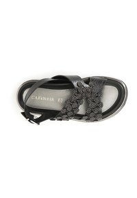 Sandalo nero con tomaia in pelle texturizzata, fascia elastica e dettaglio decorativo con perline. Presenta una soletta imbottita e suola sintetica.