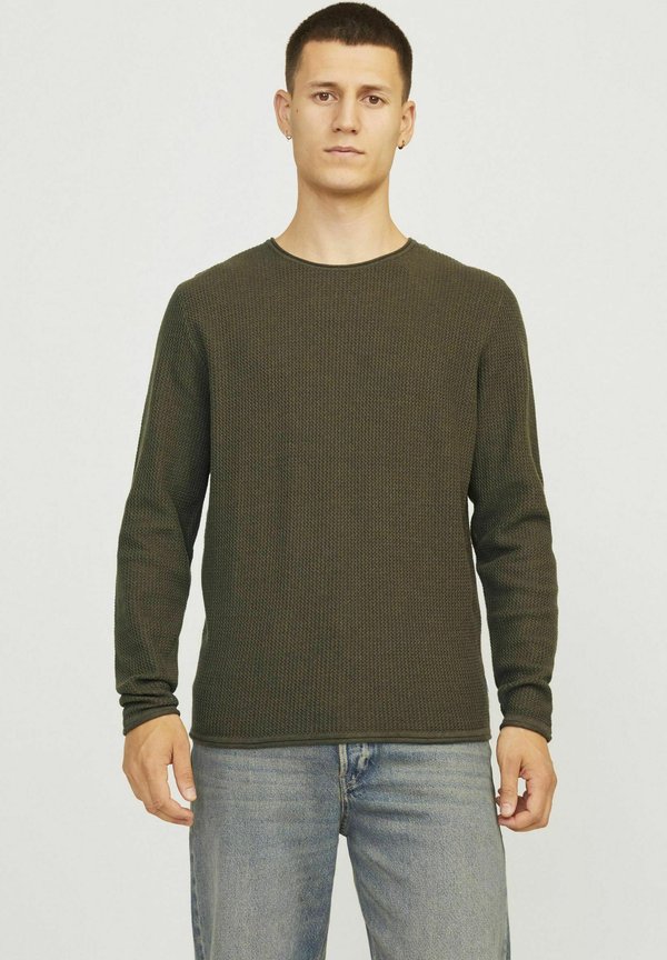 MIT RUNDHALS - Strickpullover - olive night