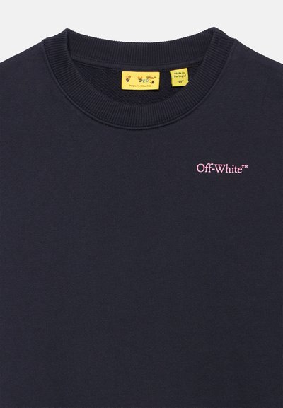 Μαύρο φούτερ με στρογγυλή λαιμόκοψη και ροζ λογότυπο "Off-White™" στο αριστερό στήθος, καθώς και κίτρινες καρτέλες στον λαιμό που αναγράφουν "Σχεδιασμένο στο Μιλάνο, Ιταλία" και "Κατασκευασμένο στην Πορτογαλία".