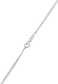 Sølvmetalkæde med et elegant, fladt design, med lukning af hummerlås og klare mærker, der angiver 925 sterlingsølv.