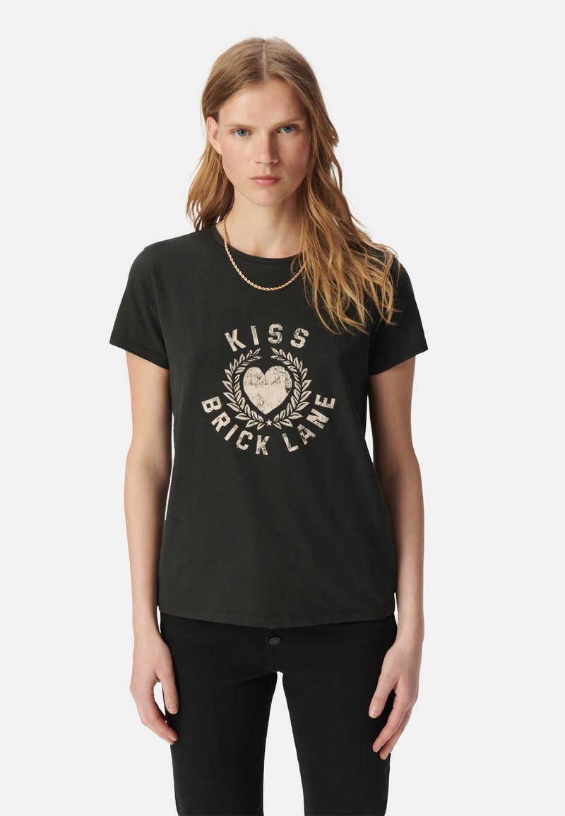 Camiseta de algodón negra con mangas cortas y escote redondo, que presenta un gráfico desgastado en blanco que dice "KISS BRICK LANE" rodeado de hojas de laurel.