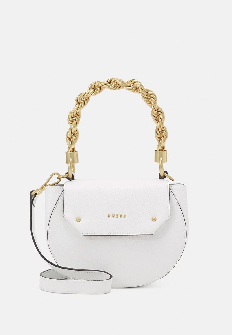 Sac à main en cuir blanc en forme de demi-lune avec poignée en chaîne torsadée dorée, bandoulière amovible et petit logo "GUESS" doré sur le rabat avant.
