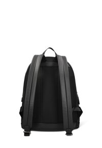 Zaino nero con pannello posteriore imbottito in rete, spallacci regolabili e finitura liscia. Presenta una maniglia superiore e un design elegante senza tasche esterne.
